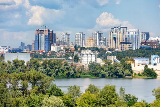第聂伯罗外部的在基辅Dnipro河右岸建造新的高楼可以看到私人房屋中多层住宅楼的外表和蓝色云天复制空间正在河岸上建造新的高楼建高图片