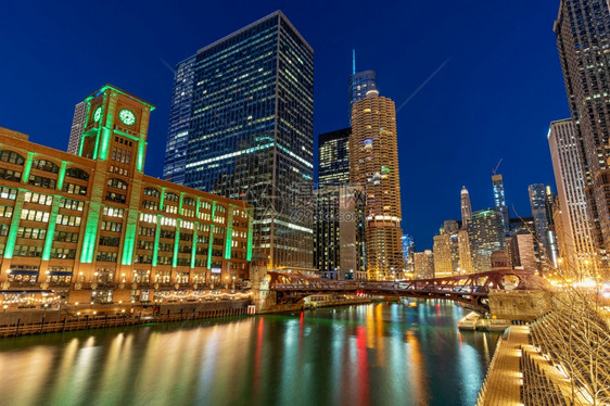 钟建造王牌芝加哥河道城市风景的象在奇幻时刻美国市中心天际伊利诺瓦美国联合州建筑和旅游观光者概念图片