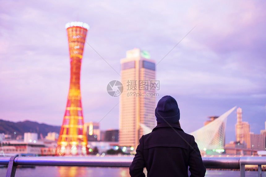 城市的观光在大阪附近的神户港旅行年轻女快乐亚洲旅行者在日落里程碑处看着美丽的现代建筑在日本兵库县神户市旅游景点很受青春欢迎购物图片