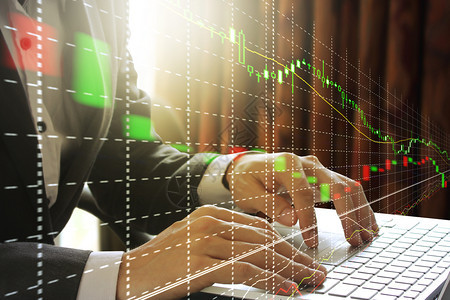 数据商人使用手提笔记本电脑与股票市场或金融图表进行双重接触用于金融投资概念商业和贸易概念的股票市场或金融图集现代的钱包图片