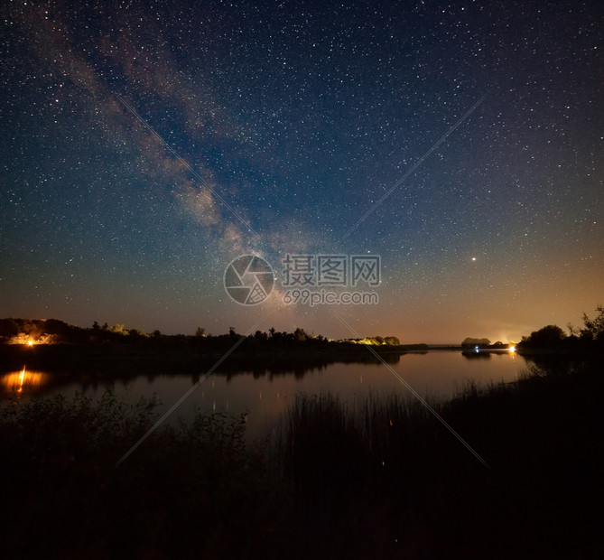 俄罗斯唐河星空下沿岸森林的夜间风景美丽反射树木图片