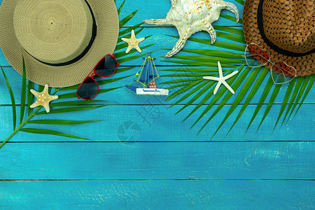 假期女男子在暑假背景概念中计划乘暑假旅行的服装最顶端附物表设计时用现代绿色蓝木制空间上许多基本物品戴墨镜帽女孩棕榈图片