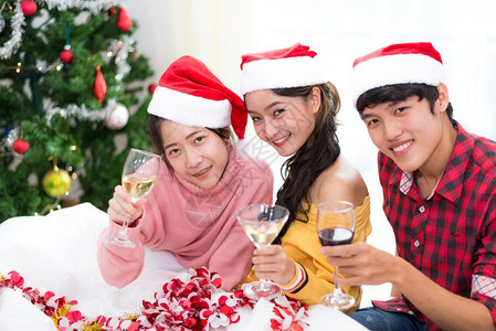 人们庆祝新年晚会的亚洲青群体与饮酒杯在家中庆祝新年聚会和圣诞派对概念幸福和友谊概念关系和有趣的在一起主题共聚堂成人女孩图片