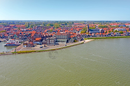 老的天线来自荷兰港口和传统Volendam村的空中飞机公司天际线图片