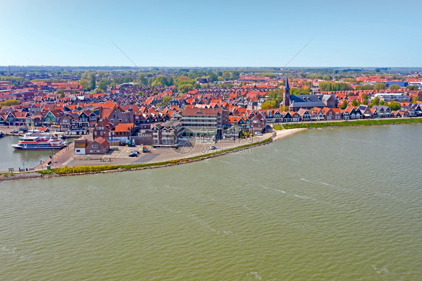 来自荷兰港口和传统Volendam村的空中飞机公司阴影好的建筑学图片