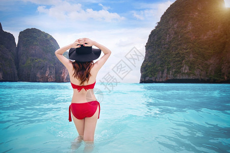 空气女孩在热带海滩穿红色比基尼的女子明亮图片