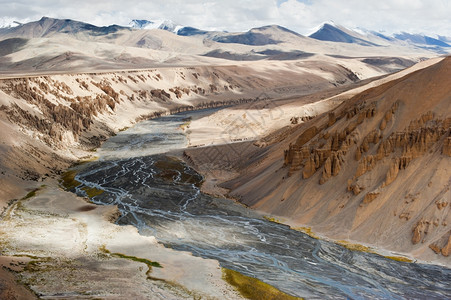 顶峰侵蚀印度SumkhelLungpa河沿岸LadakhMore平原ManaliLeh高速公路视图460米高度的岩石和沙土形成马图片