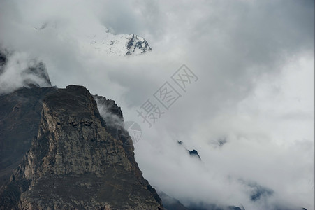 白杨山峰云地平线图片