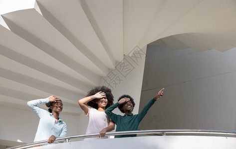 非裔美族群青少年在建筑上仰望螺旋阶梯而远行未来离开商业图片