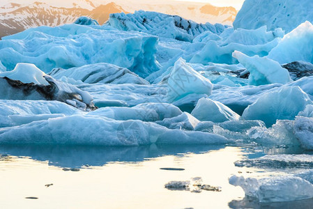 反射旅行冰岛Jokulsarlon冰川环礁湖日落时冰山的美丽景象全球变暖概念选择重点凉爽的图片