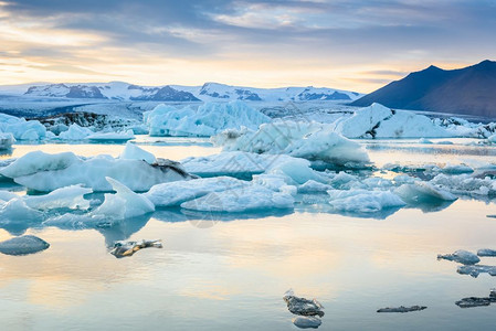 冰岛Jokulsarlon冰川环礁湖日落时冰山的美丽景象全球变暖概念选择重点欧洲融化天空图片