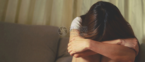 国内的一位与男友分手的坐着压力紧张沮丧失眠的女人白种情感图片