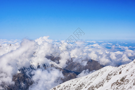 自然阿尔卑斯山寒冷的高和谷云层之上的美丽景色吉尔斯坦雾蒙的阿拉尔查公园的壮丽景色图片