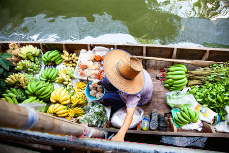 沙多克传统文化漂浮市场船的顶层景色充斥着出售的新鲜水果图片
