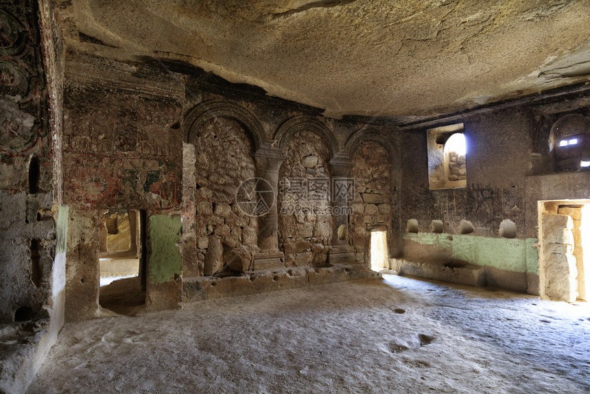 悬崖大厅在卡帕多西亚山谷一座古老董教堂的石墙废墟上一个古老的教堂从卡帕多西亚谷的一个旧沙石岩中空而出观察Capadocicia教图片