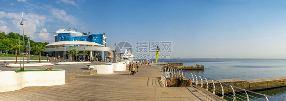 乌克兰奥德萨Odessa乌克兰奥德萨OdessaLangeron海滩上90321海滩旅馆餐和娱乐夜晚海岸支撑图片