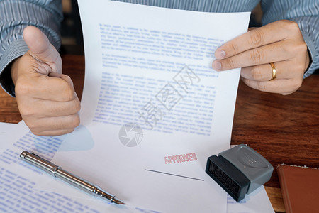 顾问签署商业文件字笔和经批准在证明合同协议律师亲手概念文件上盖印的签名喷泉笔和经批准的证书合同协议商人工作图片
