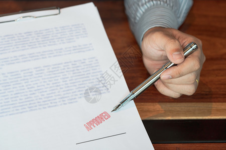 办公室写作盖章签署商业文件字笔和经批准在证明合同协议律师亲手概念文件上盖印的签名喷泉笔和经批准的证书合同协议图片