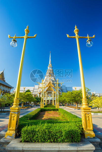 一种WatSothonwarararam是历史中心的一个佛教寺庙是泰国Chachoengsao省的主要旅游景点之一的佛教寺庙城市图片