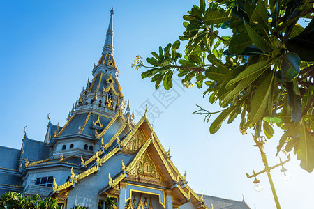 建筑的金子WatSothonwarararam是历史中心的一个佛教寺庙是泰国Chachoengsao省的主要旅游景点之一的佛教寺图片