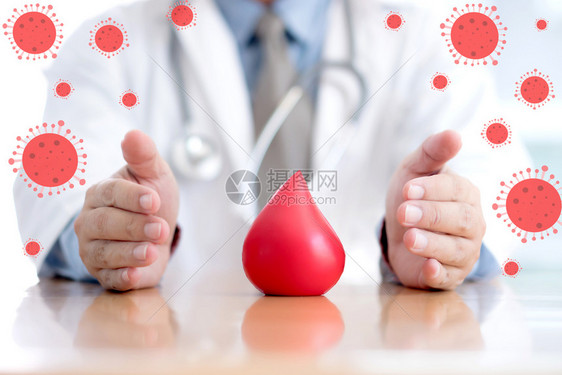 持有红色血液抗的医生双手白血病听诊器工作图片