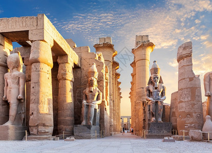 天空象形文字埃及卢克索神庙庭院和拉美西斯二世雕像埃及卢克索神庙庭院和拉美西斯二世雕像著名的图片
