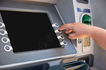 自动柜员机商业妇女从银行提款机上取钱财进行交易银自动取款机交易保持信用图片