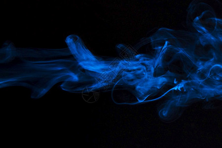黑色背景解析和高品质的美丽照片蓝色烟雾上层纹理运动黑色背景高质量美容照片概念优美图质照概念精美形象的云香气图片