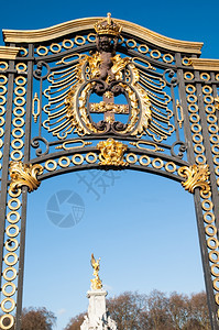 白金汉宫的门上装有金饰首是英国君主制的象征和家园引人注目声望庭院图片
