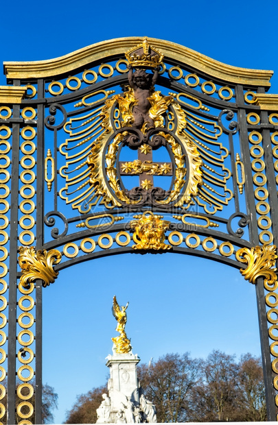 引人注目白金汉宫的门上装有金饰首是英国君主制的象征和家园建筑学老的图片