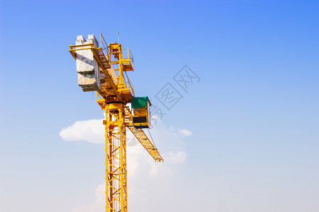 具体的白色商业Craner用于在蓝色天空和白云下建造大型工业具的高楼建筑Crane用于建造高空筑图片