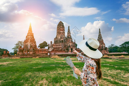 大象宝塔暮在泰国WatChaiwatthanaram佛教寺庙Ayutthaya历史公园的少女图片