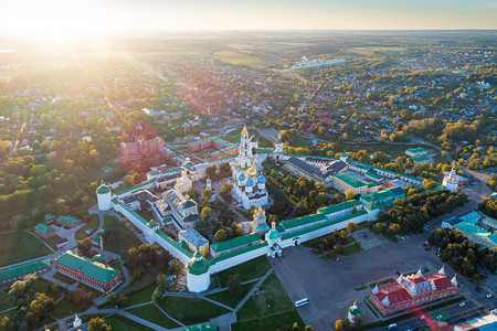 文化无人机耀斑俄罗斯秋天日落SergievPosad时三一圣瑟泽修道院的全景空中观察图片