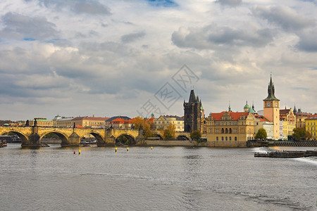 全景捷克首都布拉格旧城码头建筑和Vltava河上CharlesBridge的景色日落风户外老的图片