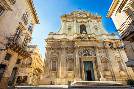 托玛琳地标雕塑桑特在意大利莱切普亚的ChiesadiSantIrene教堂背景