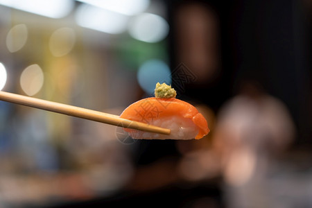 日本食品配有海草沙拉和加里姜是日本式餐饮厅服务董事会右上端健康食品配有海草沙拉和加里姜的日本不同种类寿司握手卷新鲜的图片