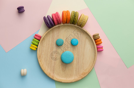 曲奇饼美食粉色的放在木盘中以多种颜色背景布满许多彩色背景的甜美味烹饪和餐厅菜单品最美设计为人脸孔图片