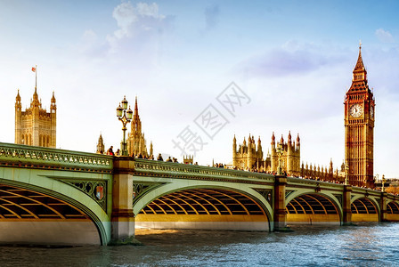 场景威斯敏特旅行2015年月日伊丽莎白塔2015年月日伦敦的伊丽莎白塔钟命名于伊丽莎白女王二世更广为人知的大本和标志红巴士图片