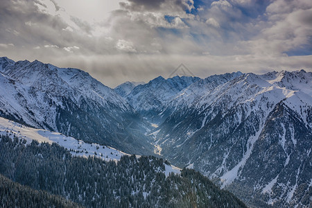 冬天谷在吉尔斯坦公园背景中与森林和积雪的山顶形成高风景脉观以及林和雪地峰顶范围图片