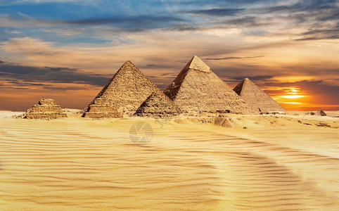 日落时埃及金字塔著名的世界奇迹吉萨教科文组织结石蓝色的图片