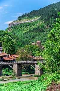 保加利亚大特尔诺沃要塞附近扬特拉河上的弗迪施基亚特桥在阳光明媚的夏日可以欣赏到大尺寸全景保加利亚大特尔诺沃要塞附近的弗拉迪施基亚图片