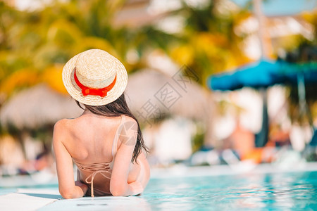 泳池里戴帽子的性感美女图片