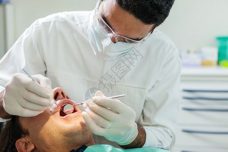 牙医给病人治疗图片