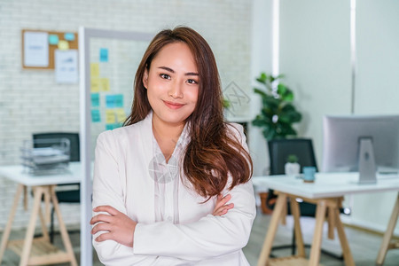 桌子亚洲有交叉和站在现代工作场所人力资源和小企业拥有者雇用新员商人概念等亚洲业妇女形象的横穿并参与现代工作场所人力资源和小企业所图片