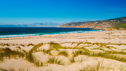 海岸线支撑擦玻璃PraiadoGuincho是一个受欢迎的大西洋海滩位于葡萄牙埃斯托利尔海岸距离葡萄牙卡斯伊镇5公里海滩全景靠近背景图片
