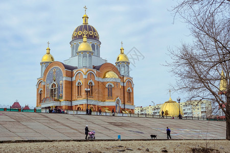 2014年3月7日乌克兰基辅在乌克兰基辅Obolon区Dnieper河附近的现代上帝之母亲互交会大教堂夏天建造蓝色的图片