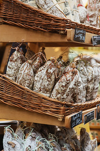 熏肉旅行柜台在伦敦的Borough市场Saucissons是粗厚的法国香肠通常以质地形式成并配有草药图片