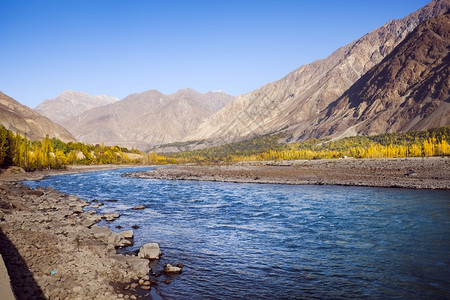 吉特河的蓝色水流与山丘背景巴基斯坦吉尔特巴提斯坦曲线加库赫河边图片