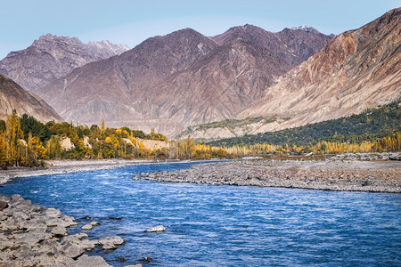 环境河道吉特的蓝色水流与山丘背景巴基斯坦吉尔特巴提斯坦湖图片