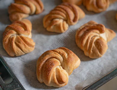 甜点自制的羊角面包刚从烤箱里拉出来美食假期法国图片